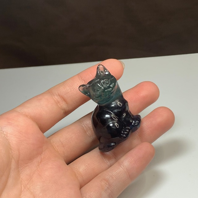 3.ちょこんと座っている可愛いフローライトねこ