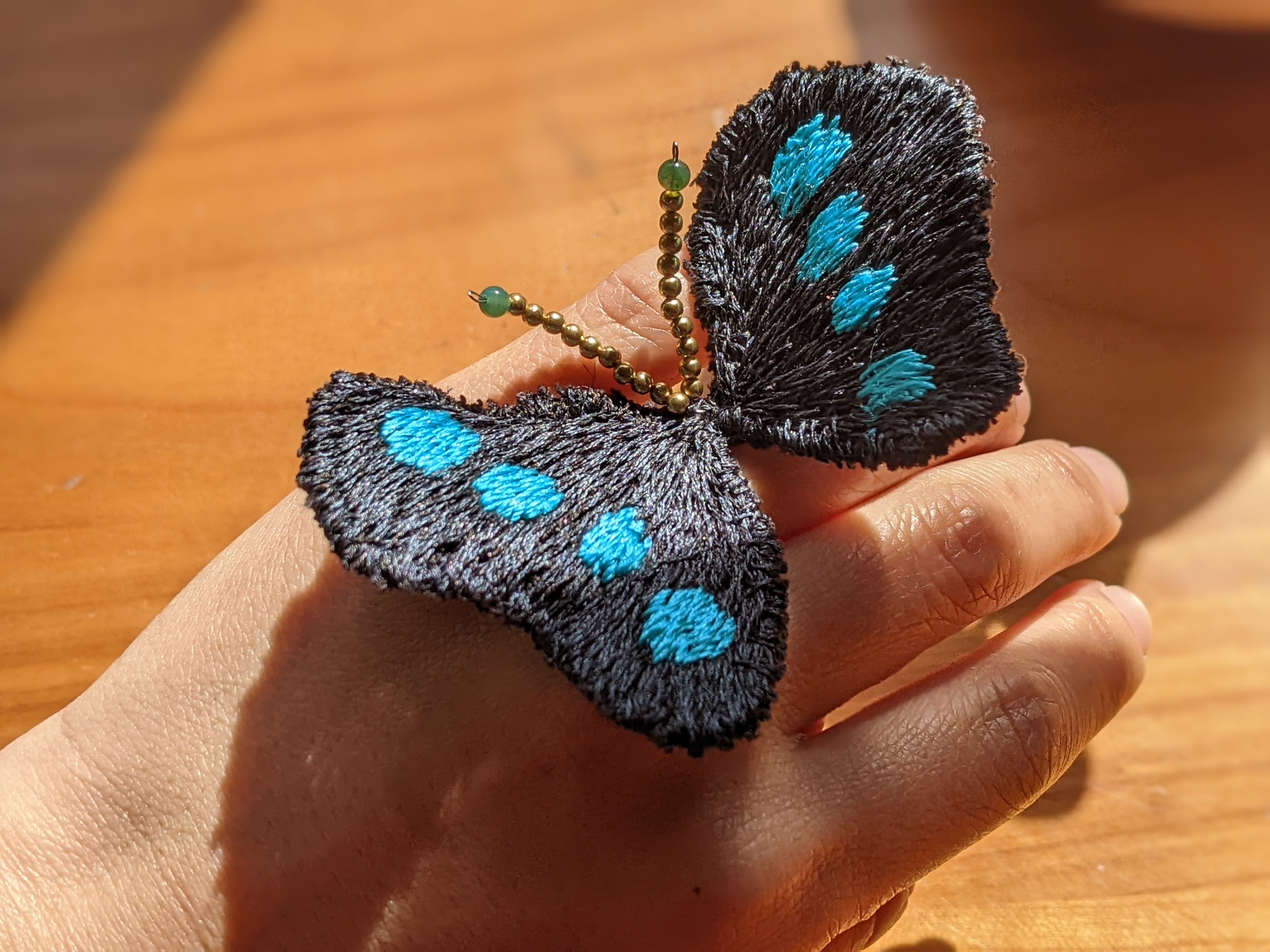立体刺繍の蝶々ブローチ《アオスジアゲハ》 | みるまに