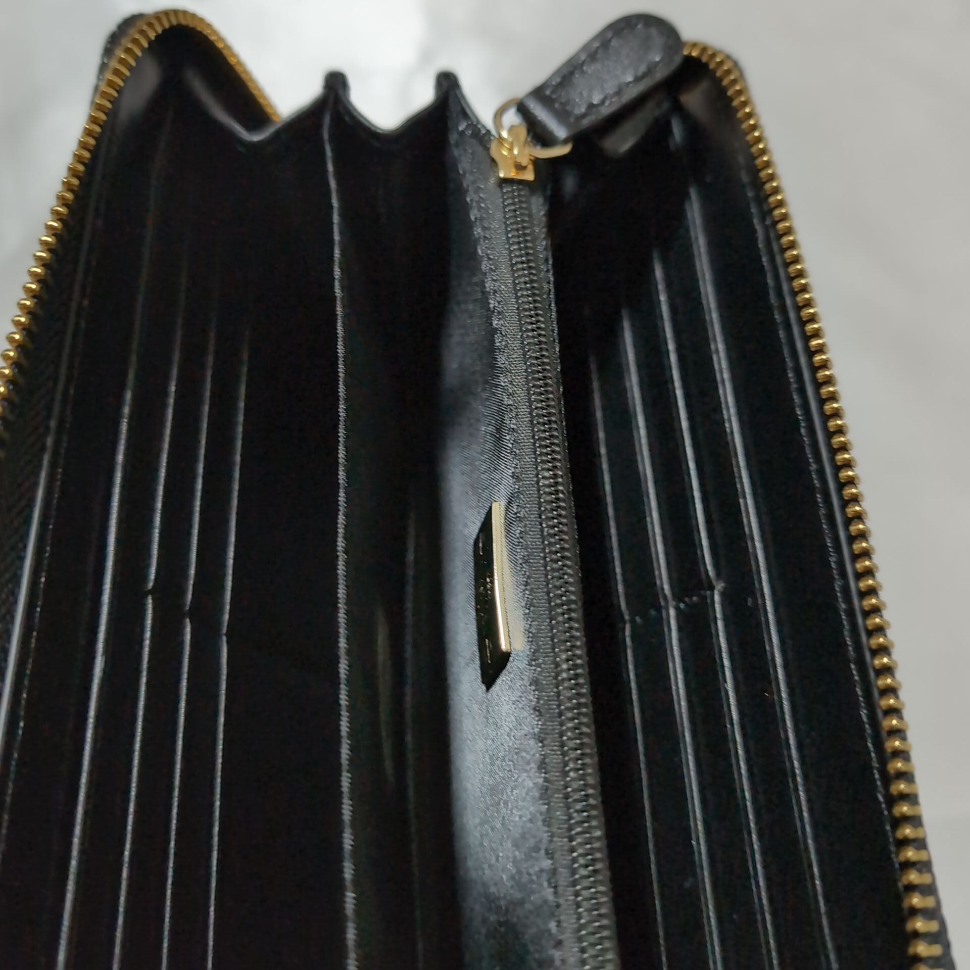 ヴィヴィアンウエストウッド ラウンドファスナー長財布 エンボス