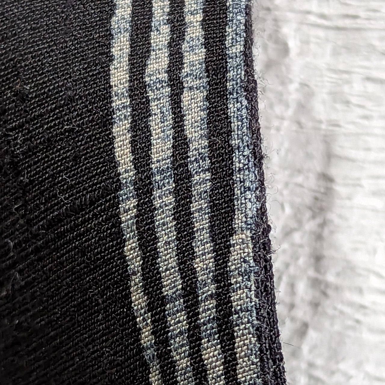 モダン９寸名古屋帯 手織り紬地正絹 黒地に細縞 マルチカラーな抽象