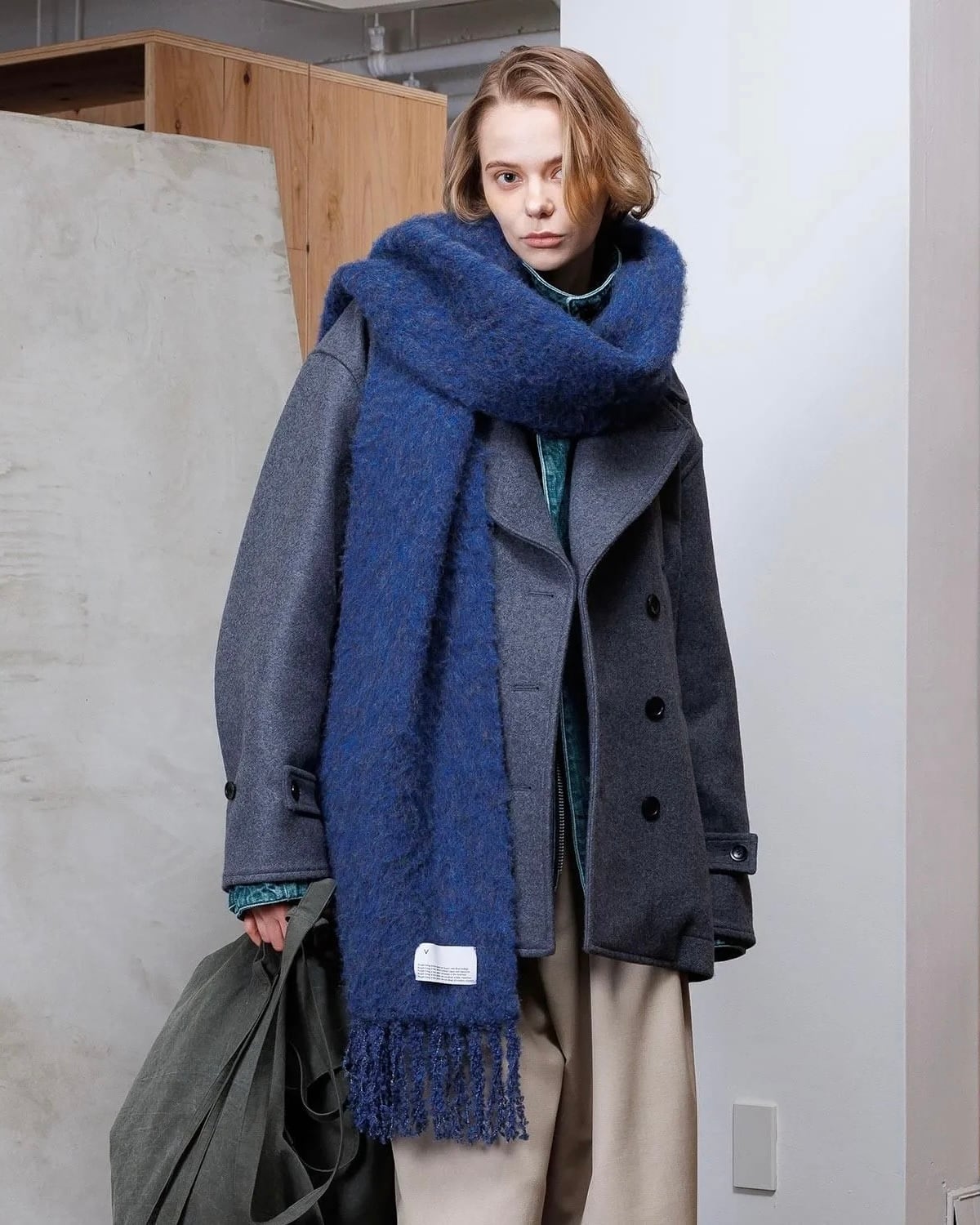 VOAAOV FULLERS TEASEL BRUSHED KNIT Muffler NAVY | nua