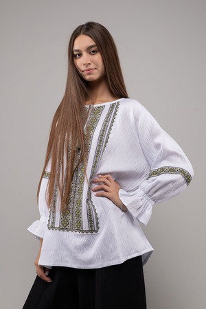 ウクライナ刺繍ヴィシヴァンカ クロスステッチ　手刺繍　ブラウス　麻　レディース・フリーサイズ