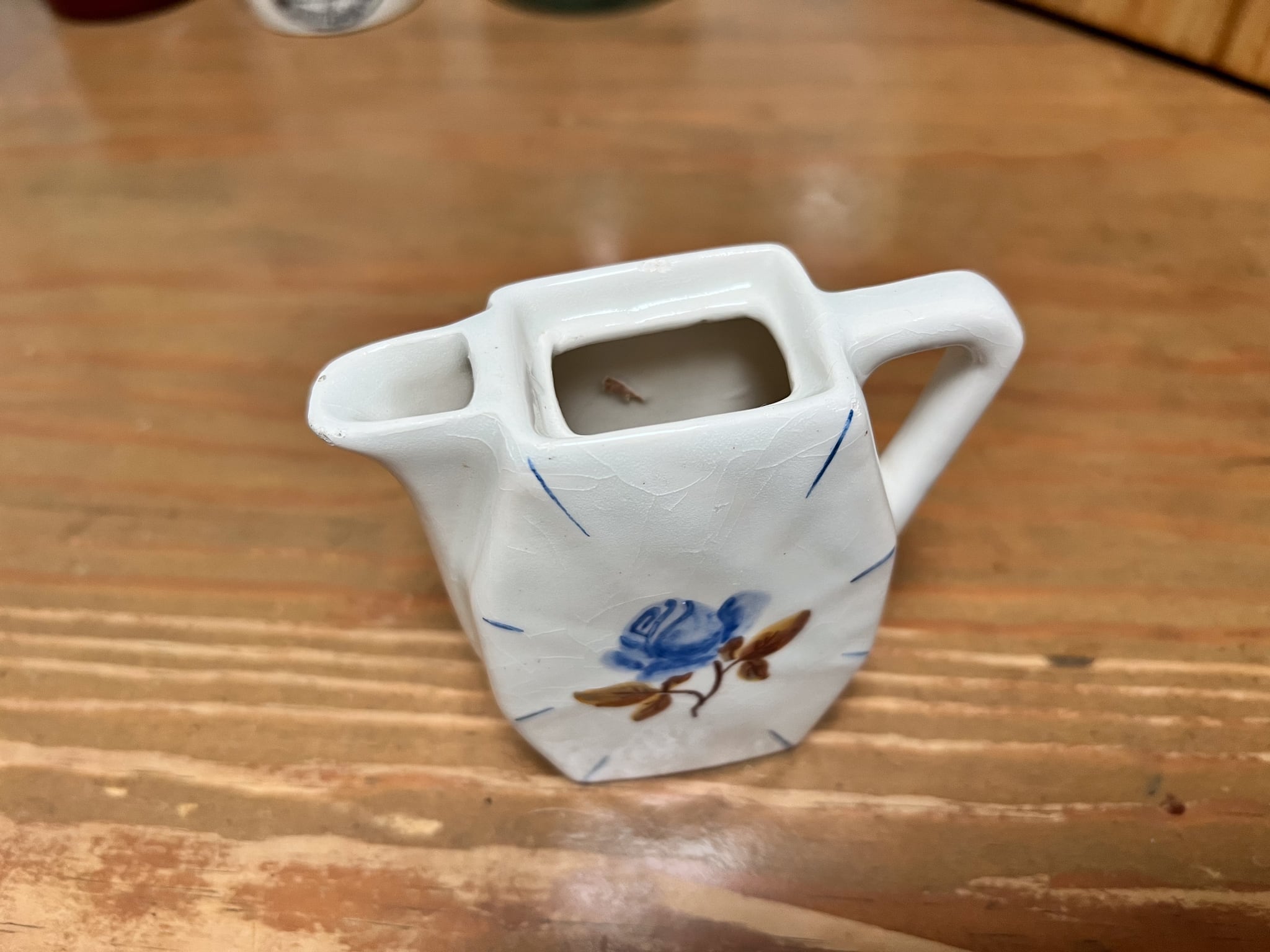 ブルーの花がかわいい陶器の小さなピッチャー フレンチアンティーク ブロカント