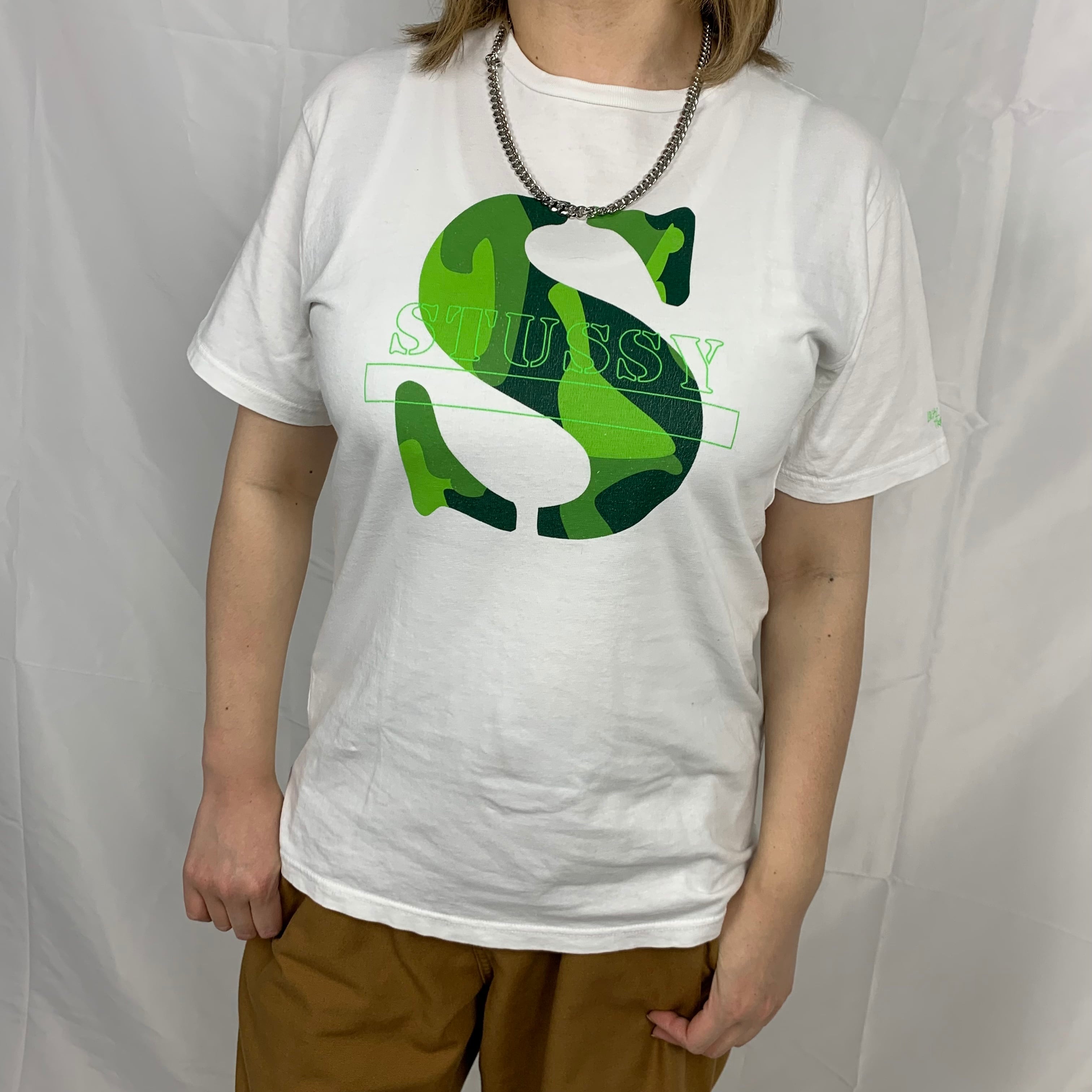 色ベージュと薄い緑の間stussy ロゴt カモ - Tシャツ/カットソー(半袖