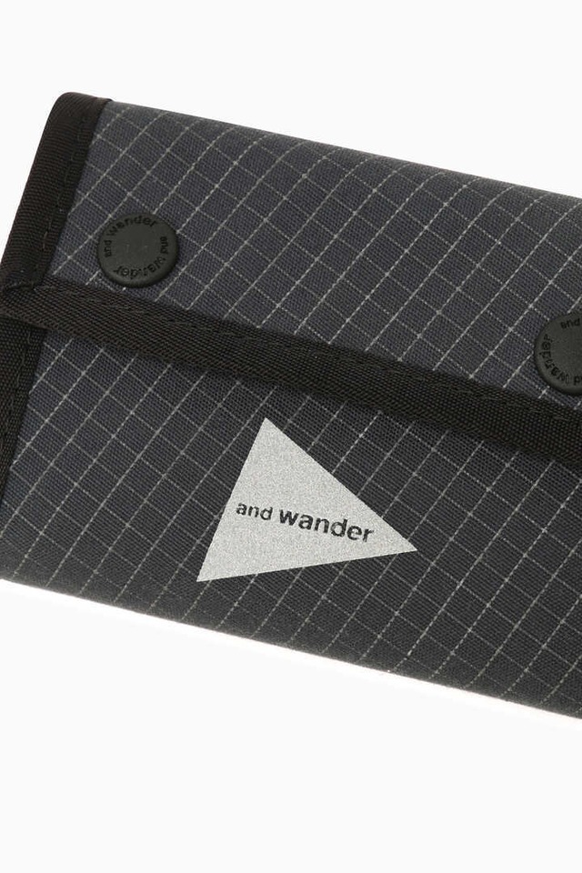 and wander(アンド・ワンダー)reflective rip wallet - charcoal