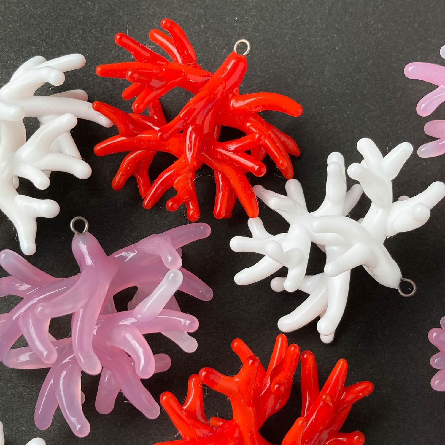 サンゴのチェコガラスチャーム | Dua-アクセサリーパーツショップ