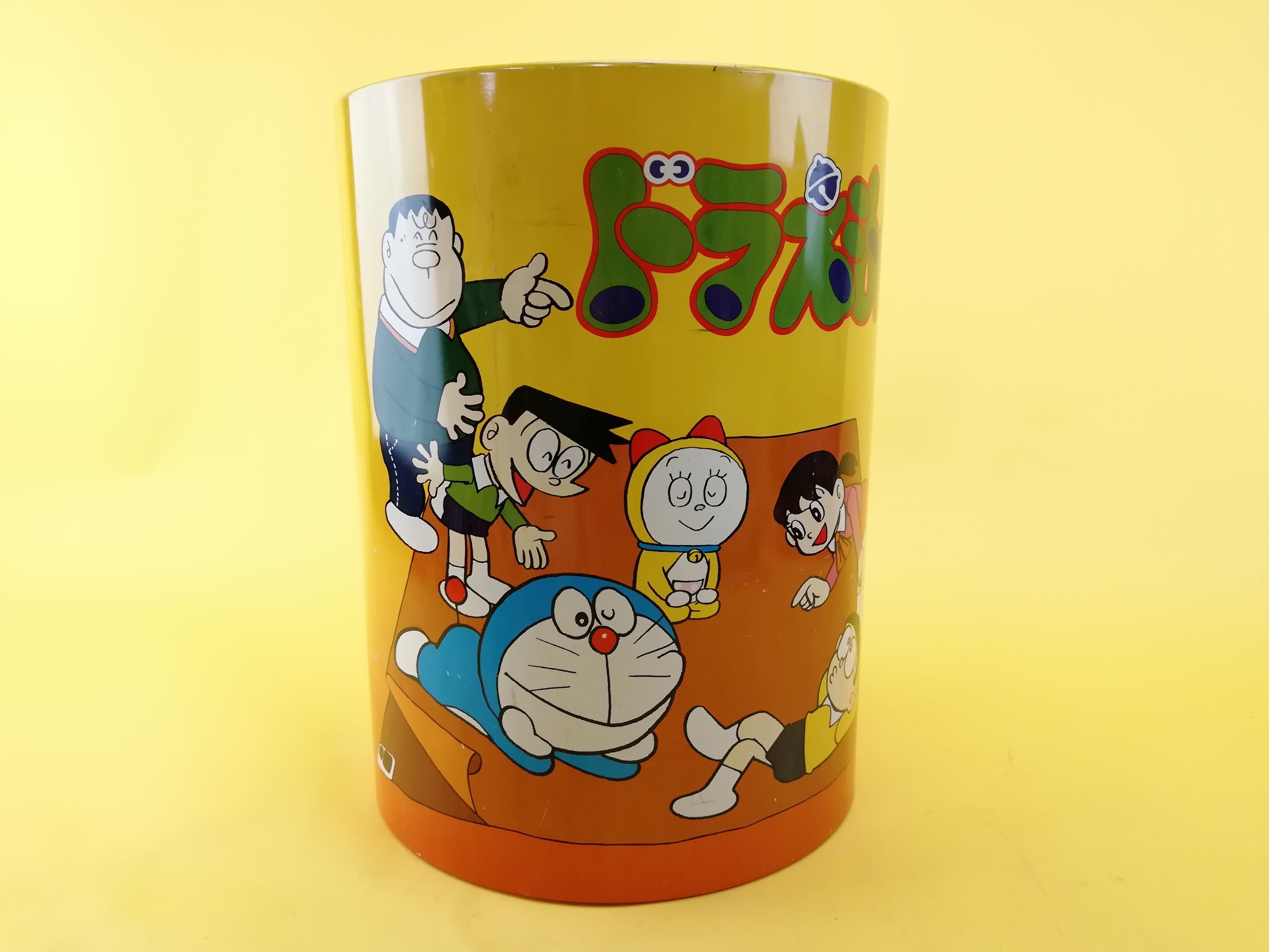 ブリキ製 ドラえもん 丸形ゴミ箱 黄色 トイズキング レトロ館 ブリキ製 ドラえもん 丸形ゴミ箱 黄色 トイズキング レトロ館