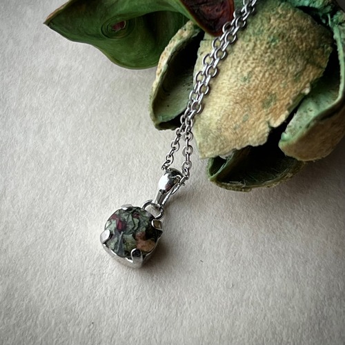 tiny Petal Necklace -green-