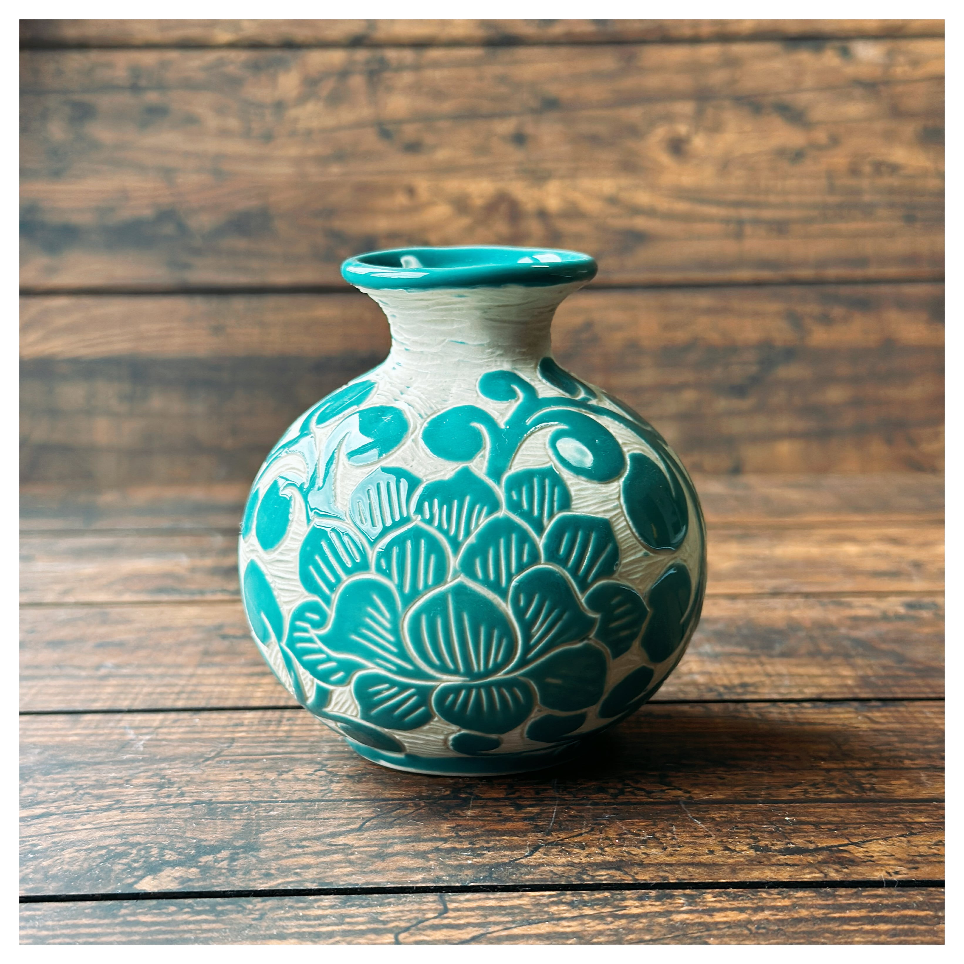 ベトナムのバッチャン焼き 赤い花絵の平らな花瓶 | Kc-Labo's shop