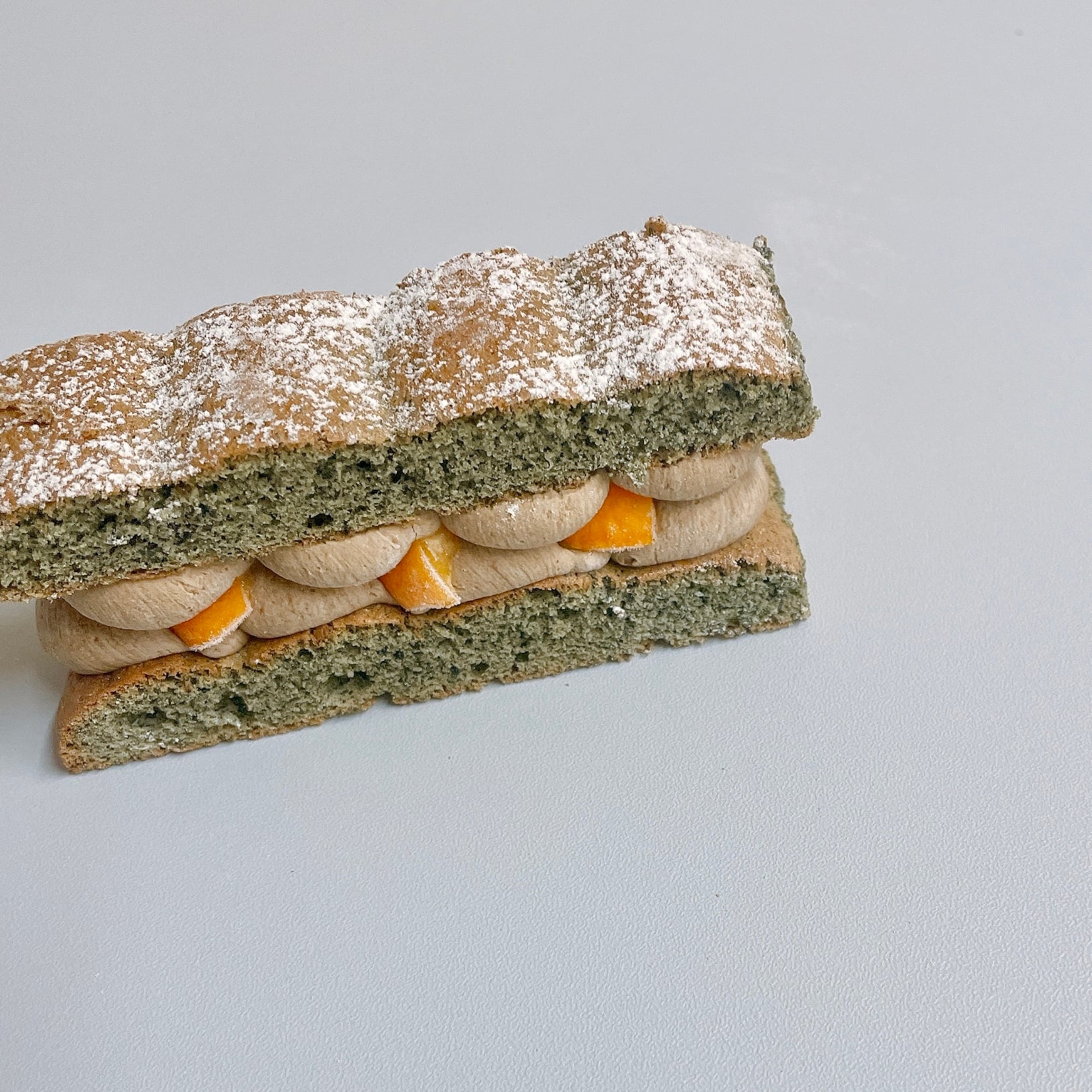 よもぎのブッセ　金柑とほうじ茶のクリーム