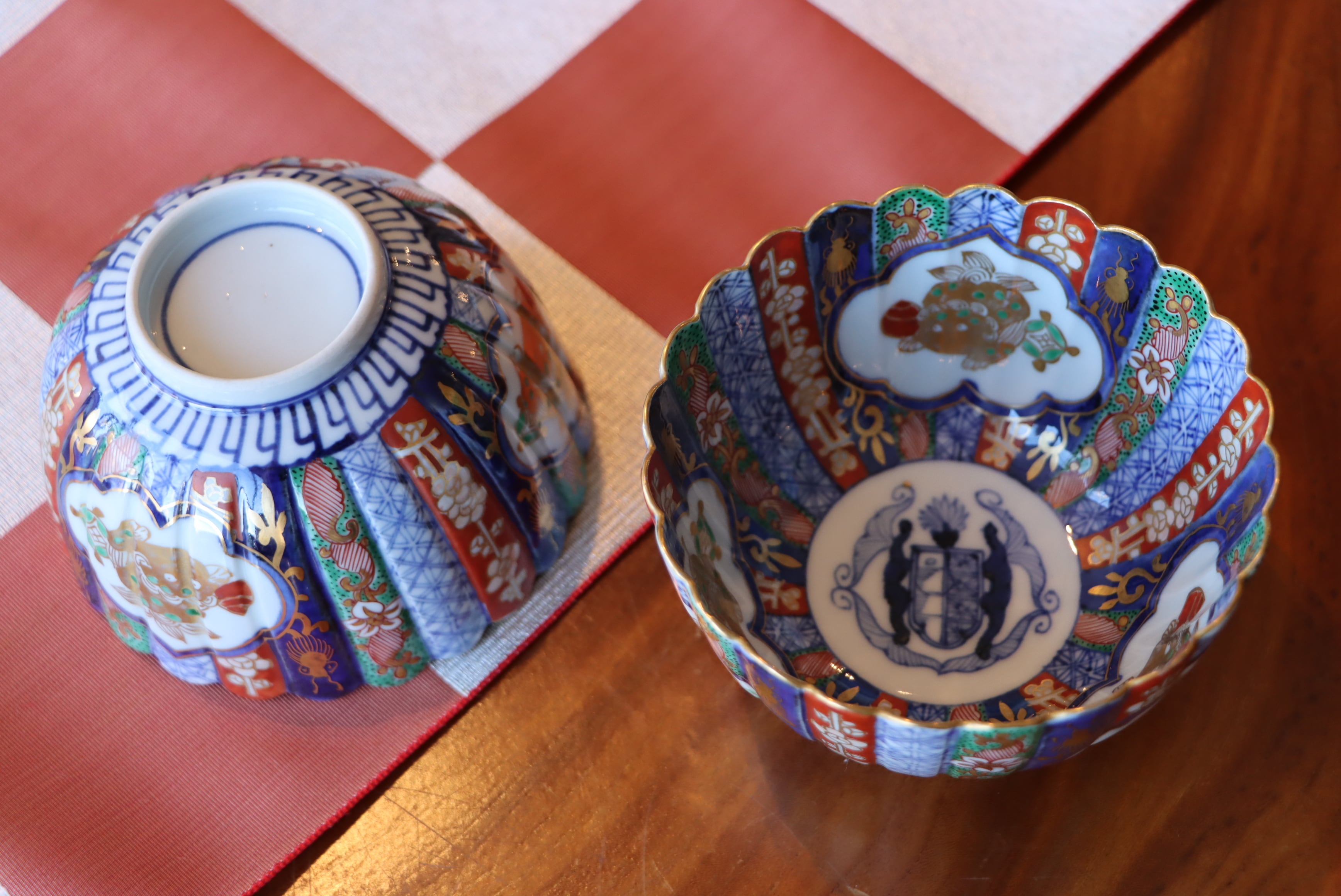 大聖寺伊万里　色絵　窓絵　菊に唐草の図　４寸皿　５客　A136A-CBe 大聖寺伊万里 染付 菊唐草模様 大明成化年製文 五寸皿 - 生活骨董と