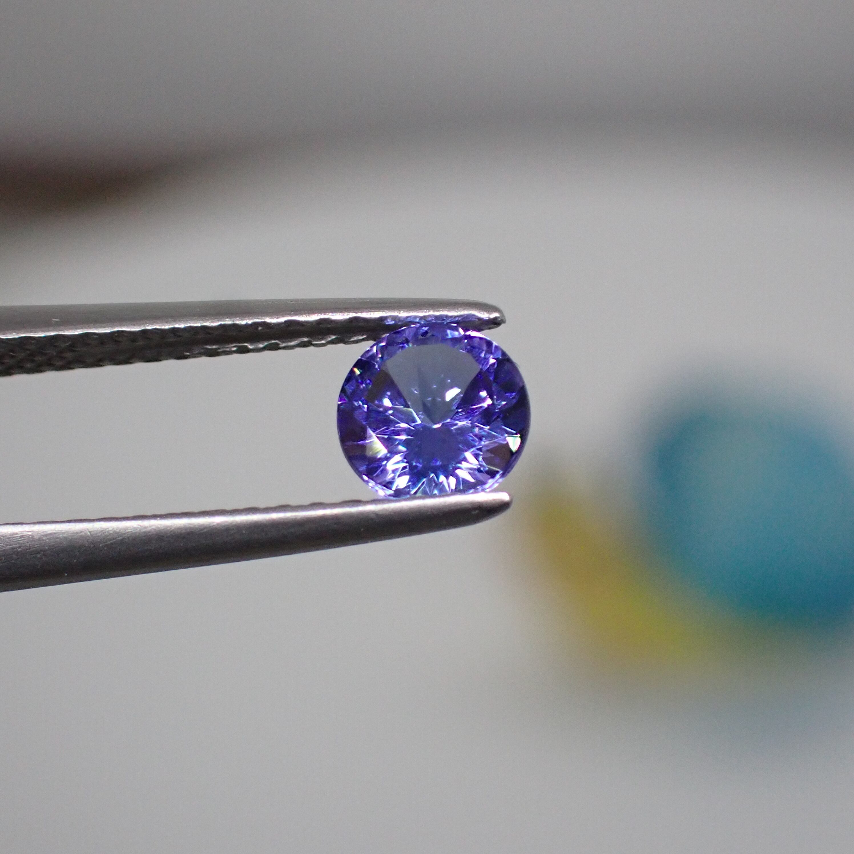 彩度と輝き◎ 加工もしやすいサイズの美しいタンザナイト 0.453ct 
