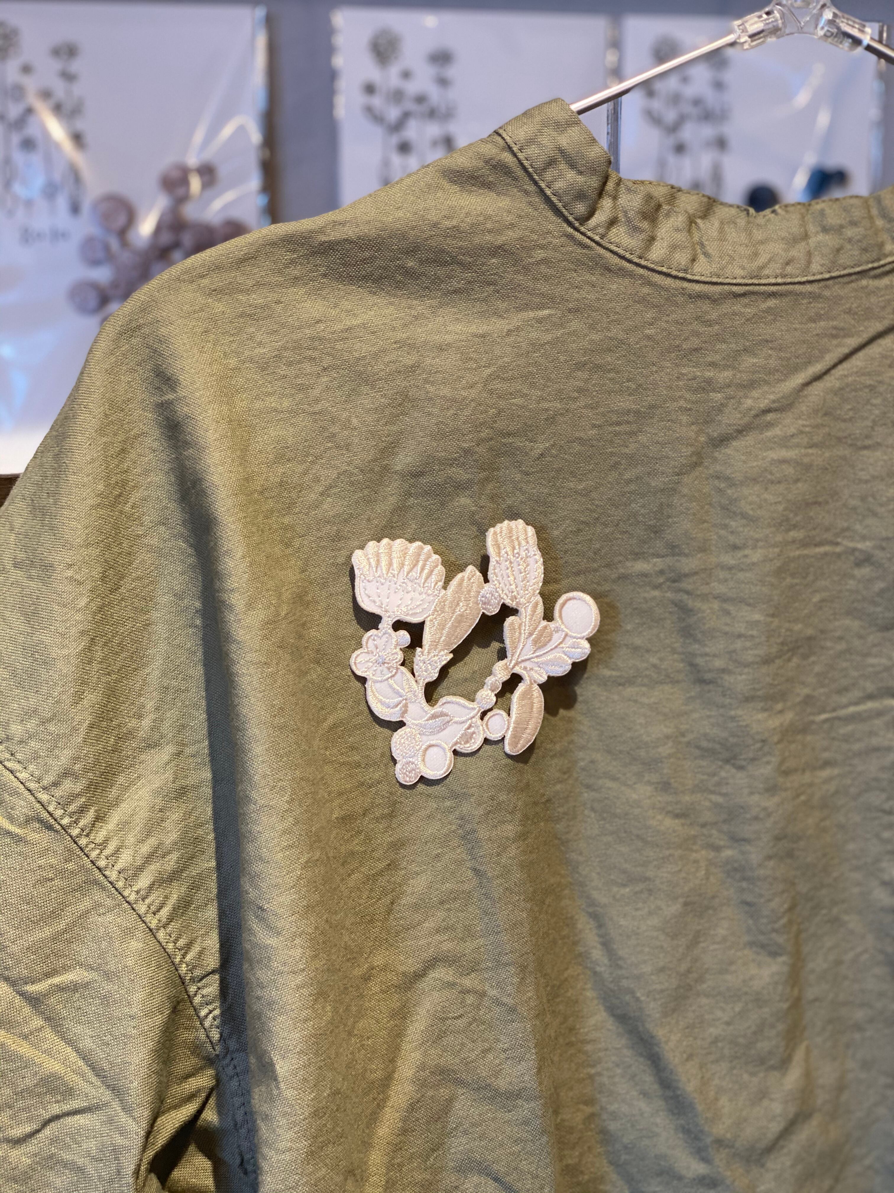 gala 刺繍ブローチ | teshigotoya ねむの木の豆