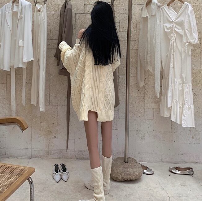 One Piece Knit Sexy ワンピース ニット セーター タートルネック オープンショルダー 肩出し 肌見せ オフホワイト 無地 長袖 ボリューム袖 萌え袖 ドロップショルダー ミニ丈 ざっくり ゆったり 大人 可愛い フェミニン セクシー きれいめ カジュアル デート お出かけ