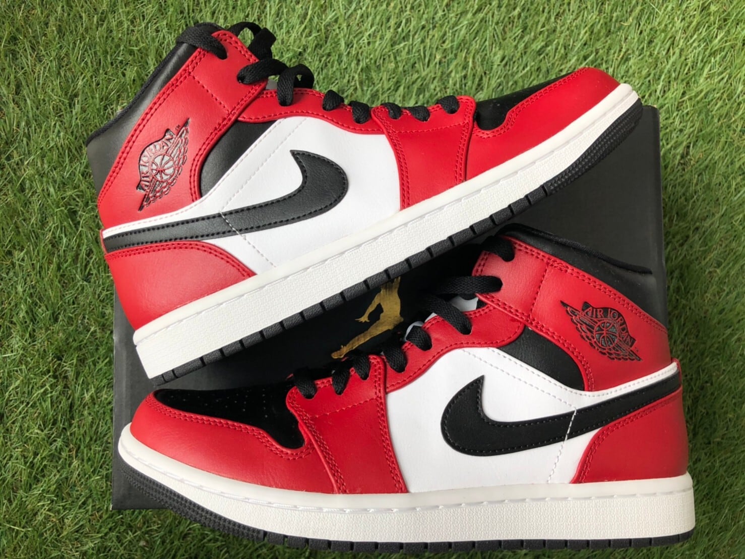 靴NIKE AIR JORDAN 1 MID CHICAGO