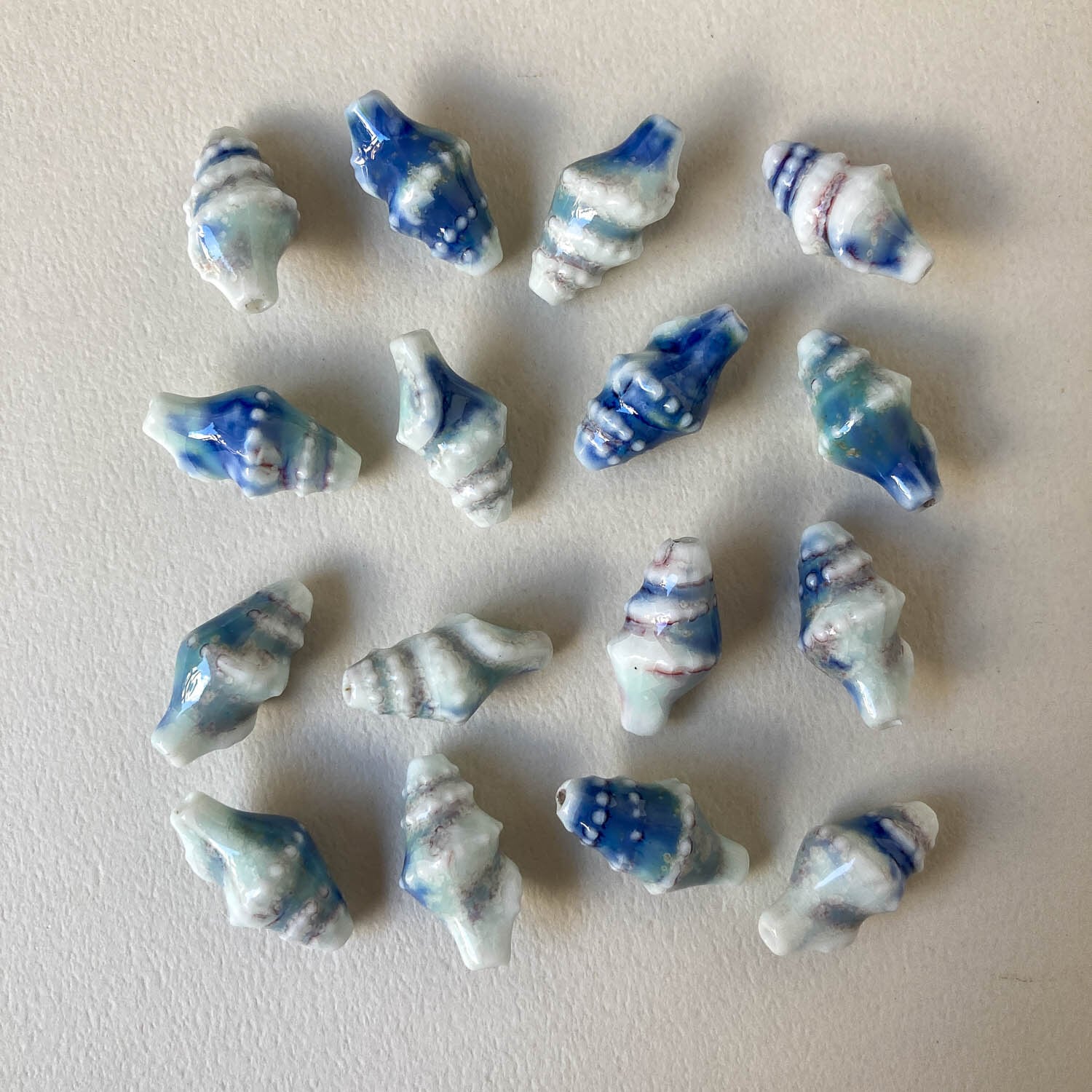 巻貝の陶器ビーズ(20mm)