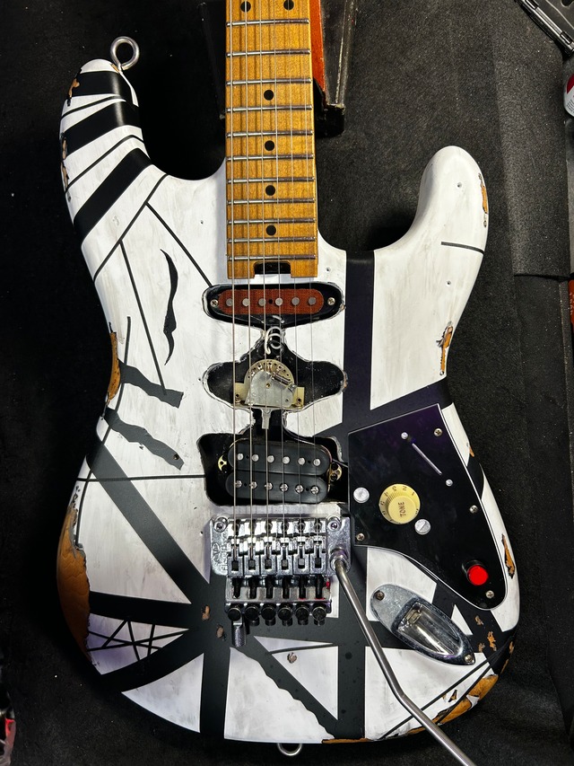 新品！EVH Frankenstein Relic Series Maple Fingerboard.白黒 