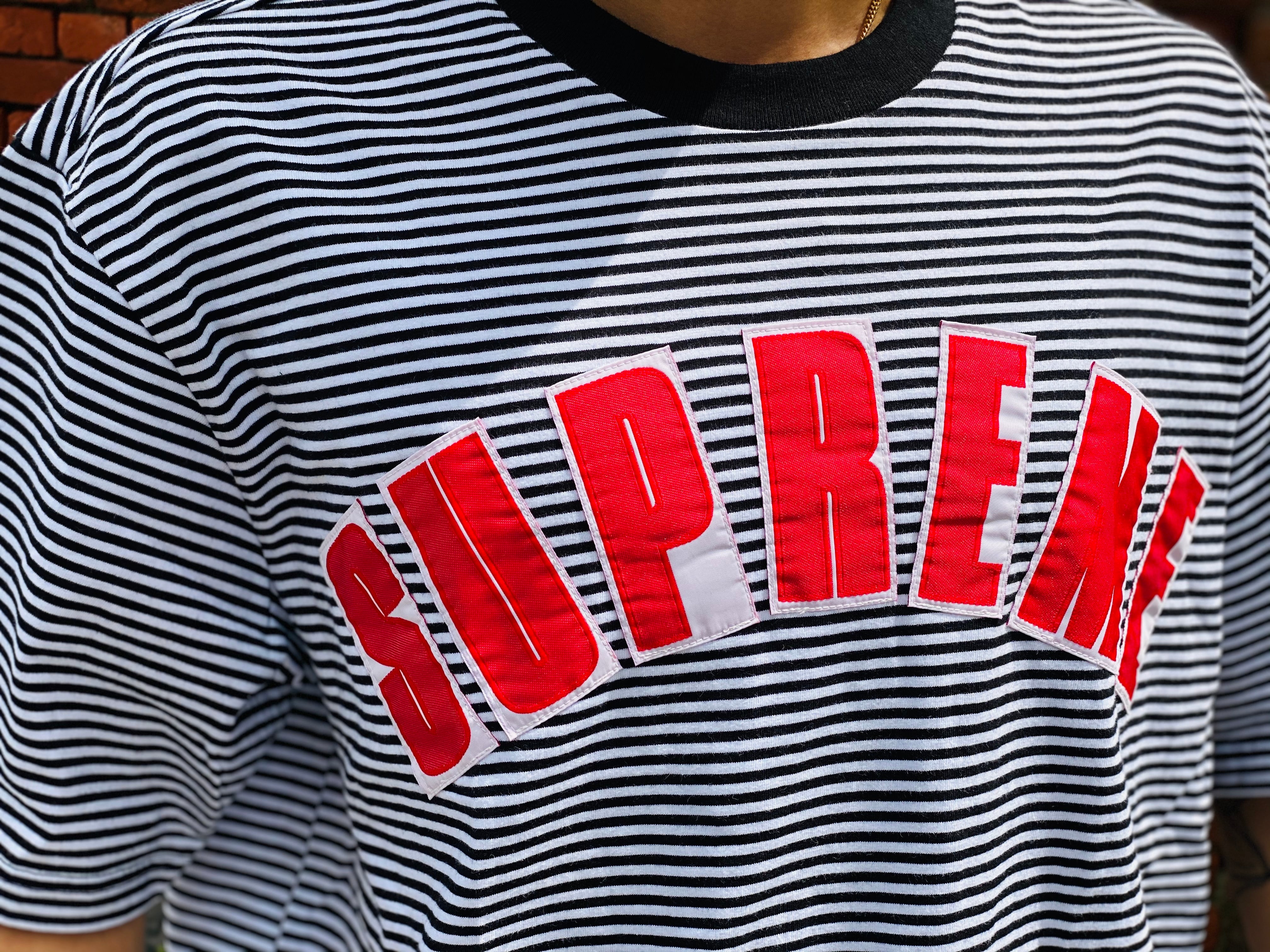 【L】Supreme Arc Appliqué S/S Top