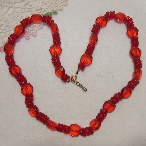 赤いプラスティックビーズネックレス　アクセサリー卸値以下でセール　K1678N