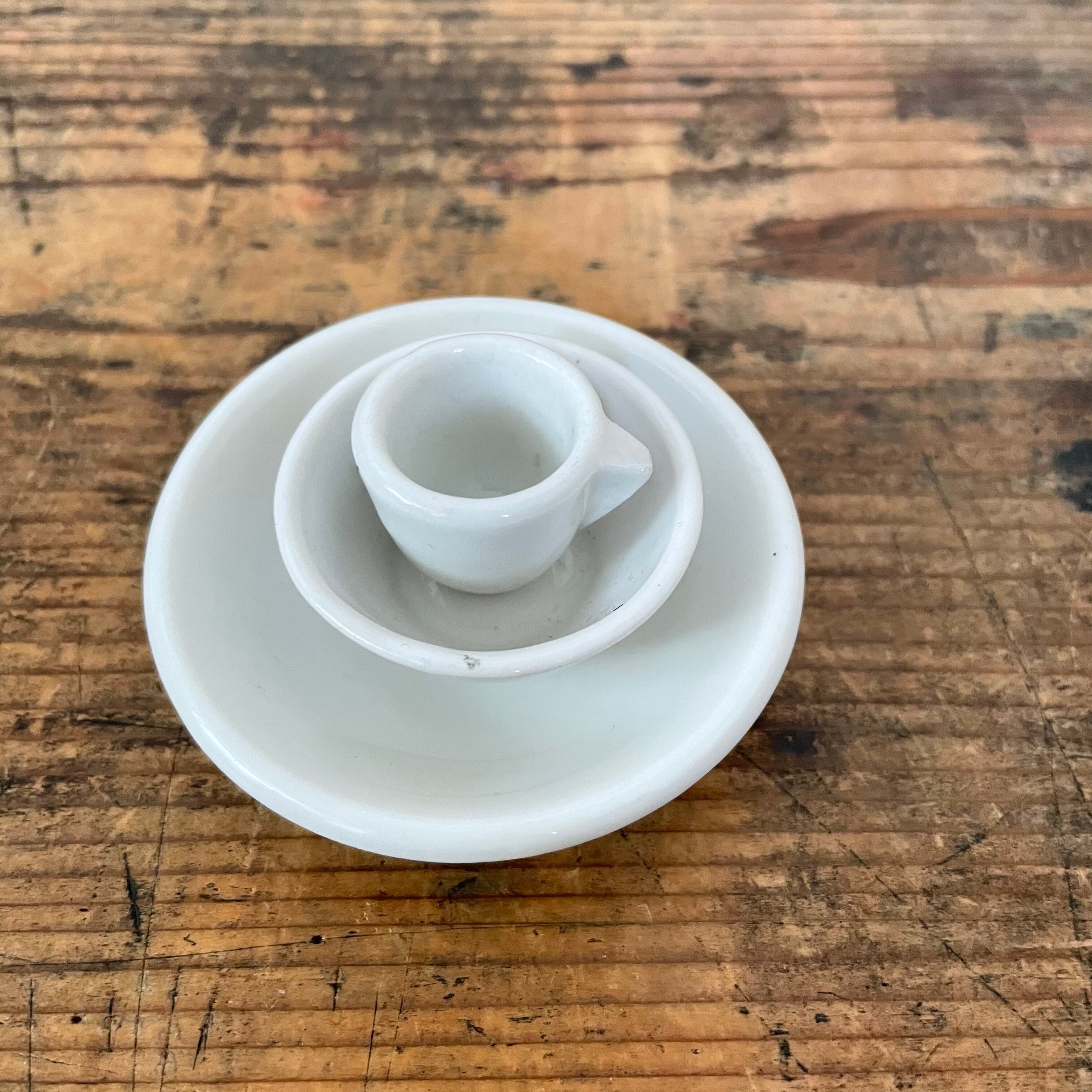 小さな白い陶器セット