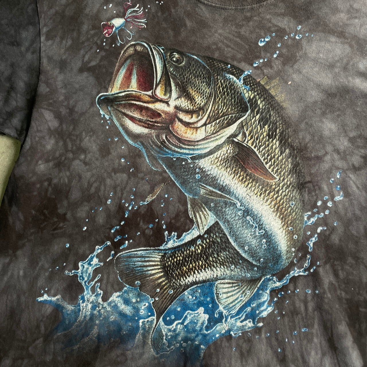 THE MOUNTAIN タイダイ染め ブラックバス 魚 ビッグプリントTシャツ 