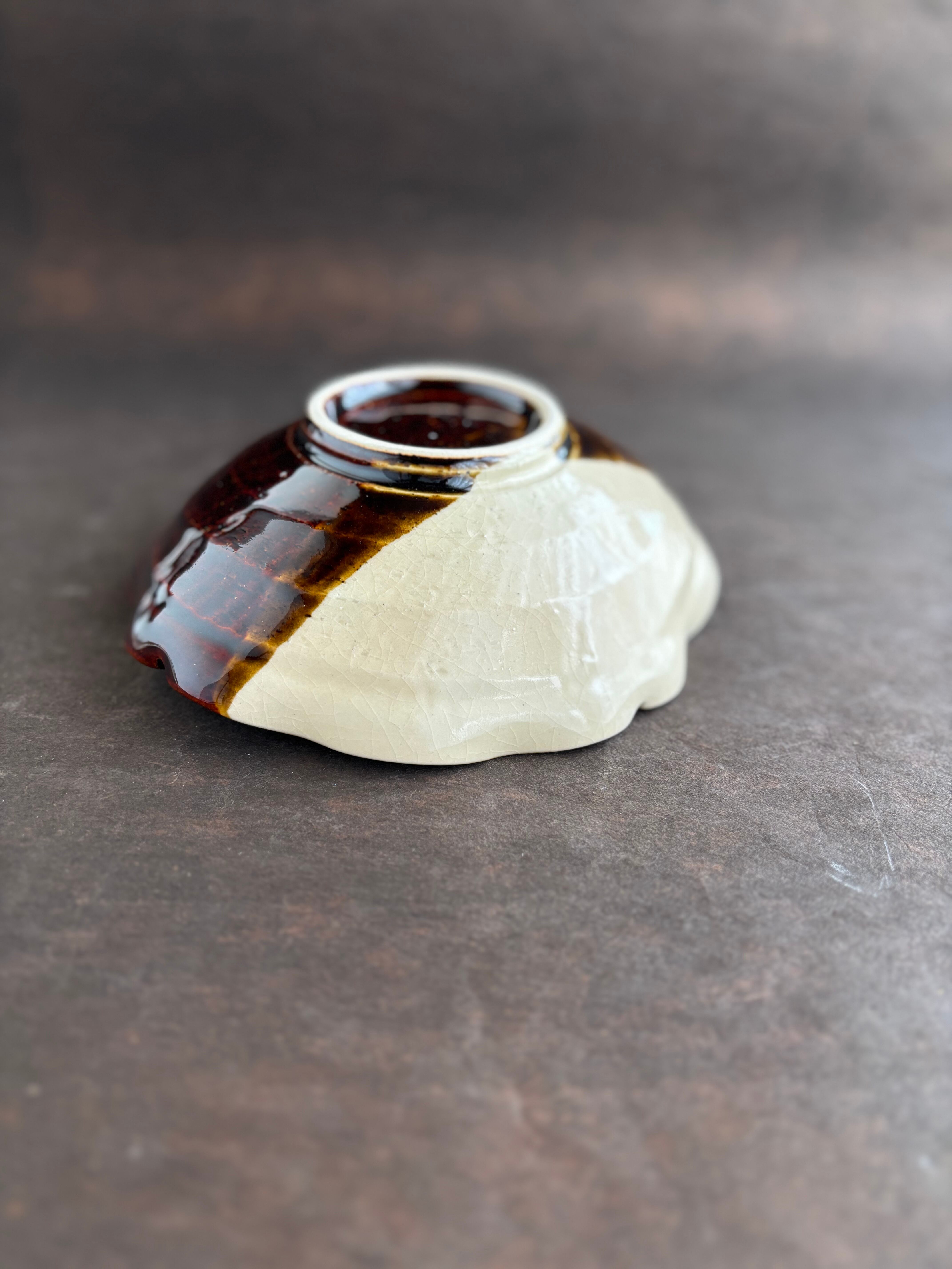 土和のルリエフ飴釉　お花形ひらひら鉢