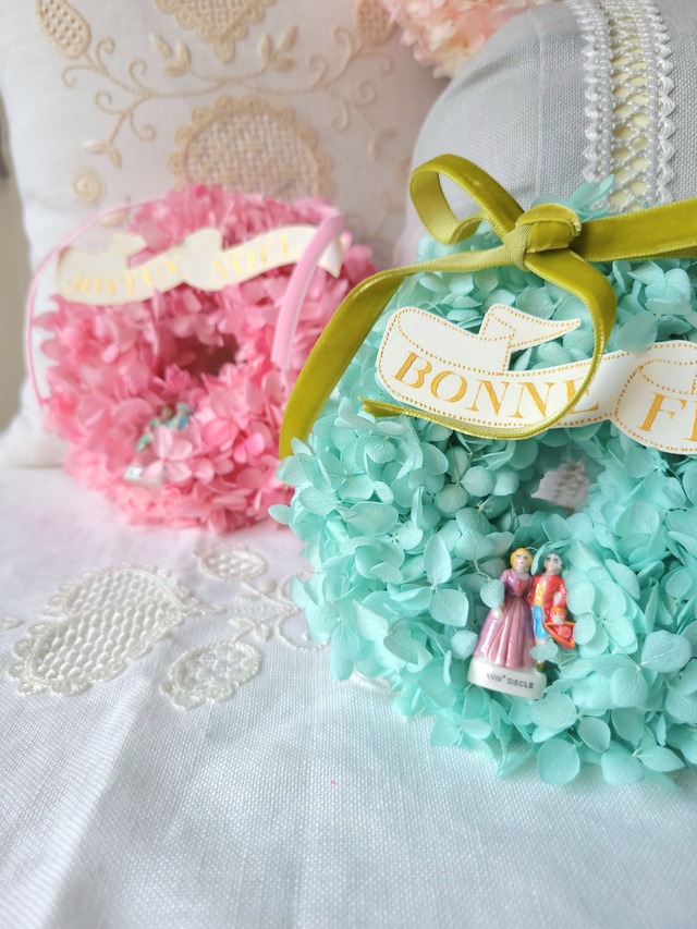 “Feve”(フェーヴ)とプリザーブドフラワーのリース《BLUE》