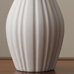 くびれ縦筋花瓶 リブ模様花瓶 白い花瓶 セラミック花瓶 モダン花瓶 ストライプ花瓶 デザイン花瓶 インテリア花瓶 おしゃれ花瓶 陶器花瓶 スタイリッシュ花瓶 エレガント花瓶