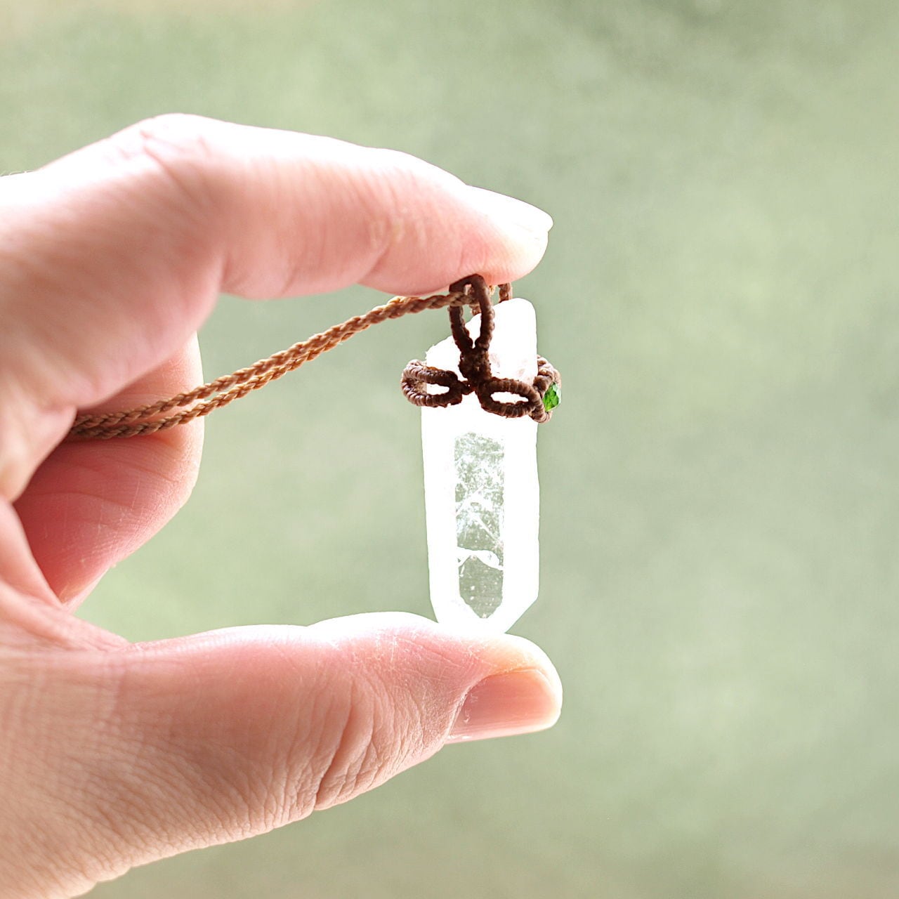 一点物】水晶ポイント原石＋クロムダイオプサイト飾りのマクラメ