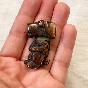 茶色犬のブローチ