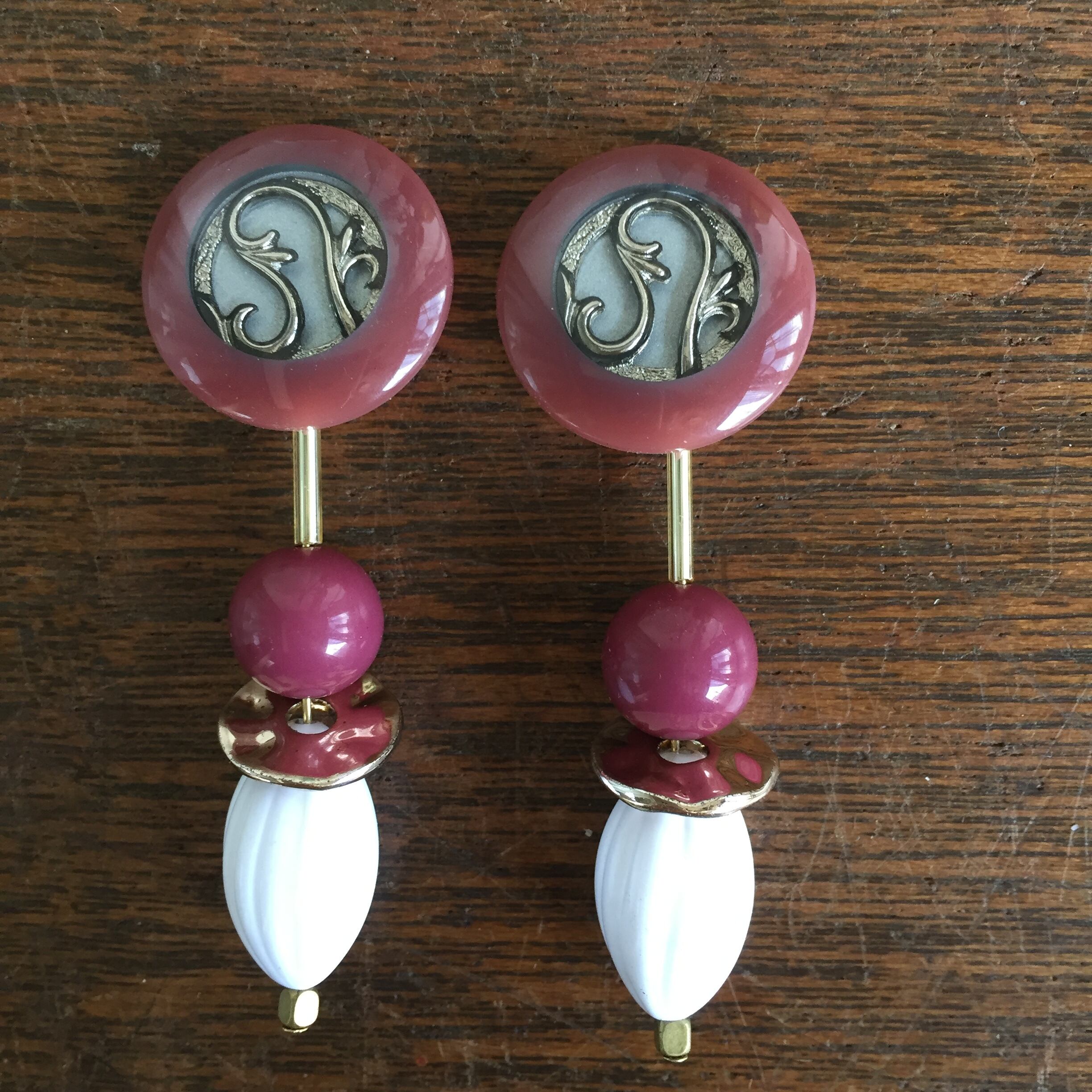 クラシカルなピアスorイヤリング(vintage button)