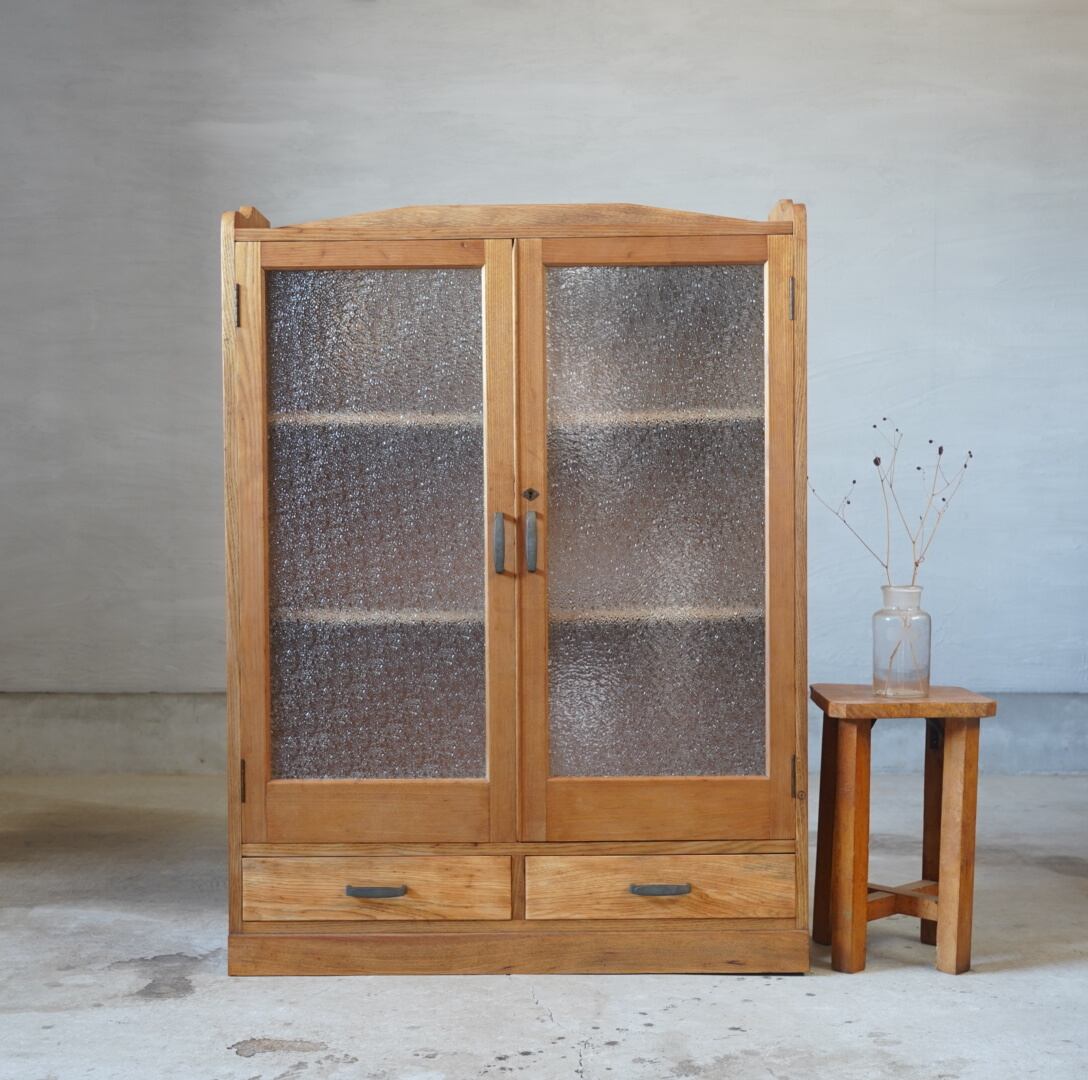 ダイヤガラスのキャビネット