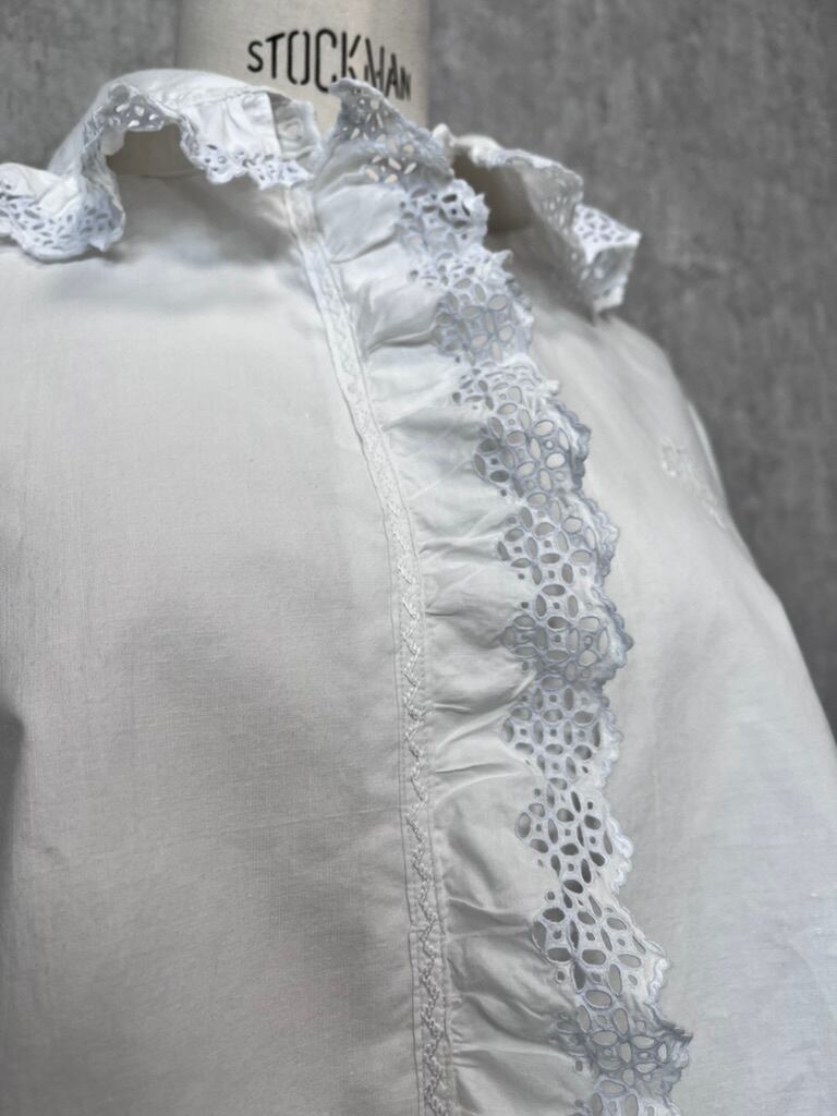 1900年代初頭 フランス フリルの刺繍がうっすら水色の珍しい