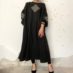 [ Ladies ] ソロチカ刺繍のリネンギャザーワンピース -black-