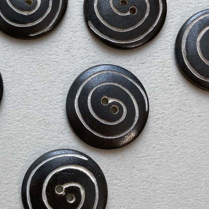 再入荷〉うずまき模様黒カウボーン2穴ボタン（25mm） | Dua