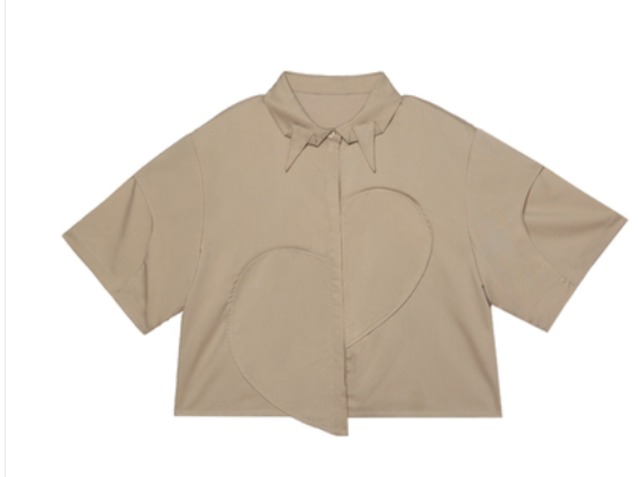 シャープな襟と大きなハートが隠れたシャツ E00170