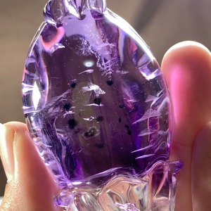 ガラスのような透明度☆ロマネサイト入りアメジスト・龍亀