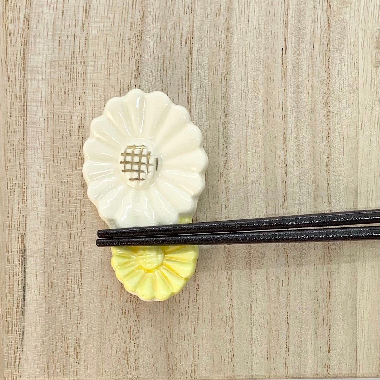 重ね菊箸置き【京焼・清水焼】 | ありく kyoto