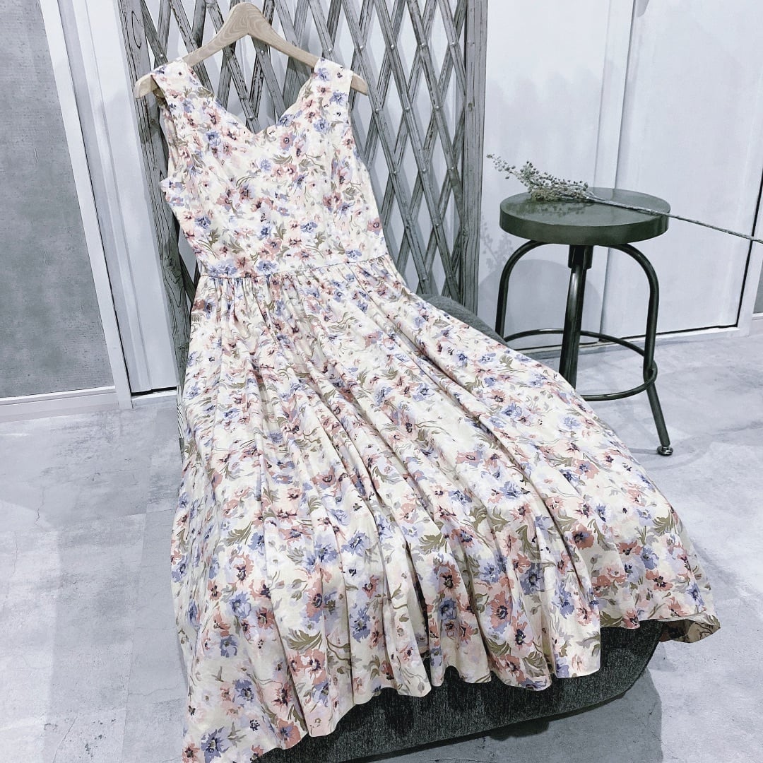 < laura ashley > ローラアシュレイベージュ花柄スカラップノースリーブロングワンピース | JVINTAGE ジェイヴィンテージ