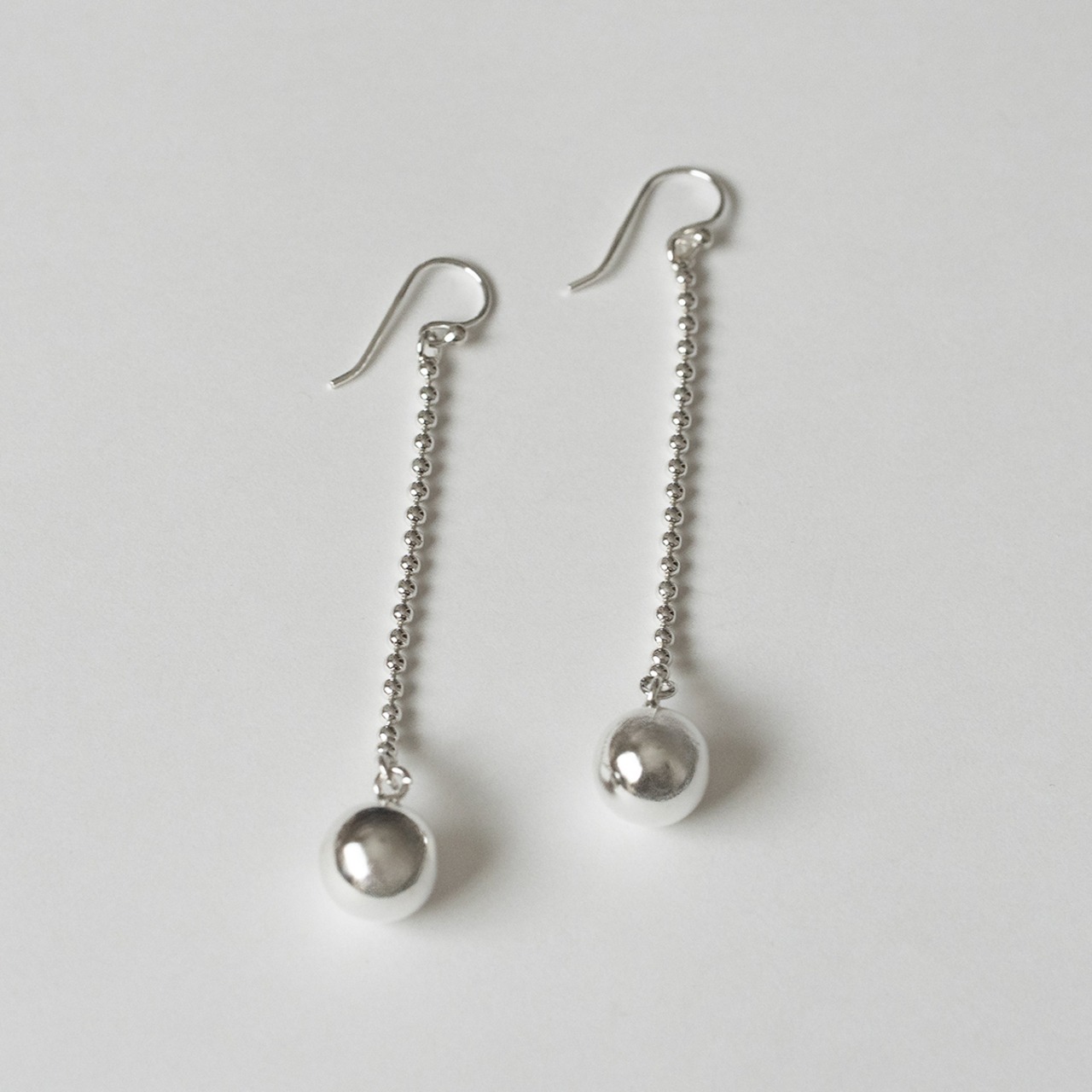 シルバーピアス ボールチェーン