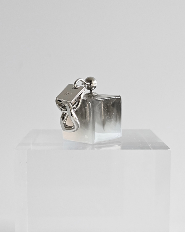 BOLD CUBE. [monotone gradation]