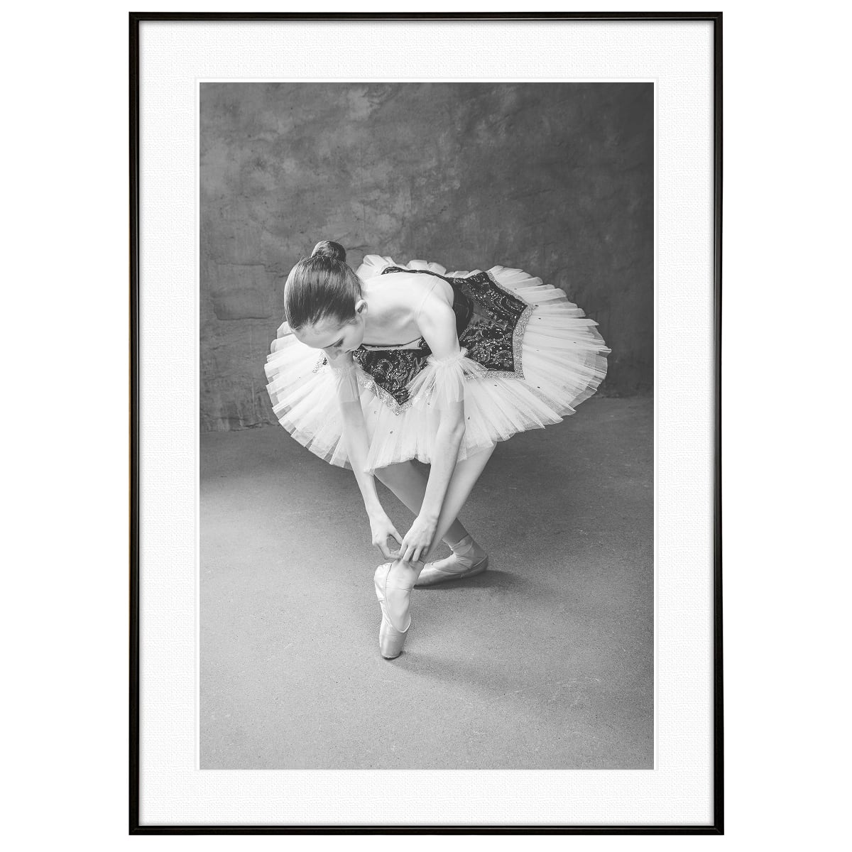 人物写真 バレエシューズをはくバレリーナ インテリアモノクロアートポスター額装 AS2493