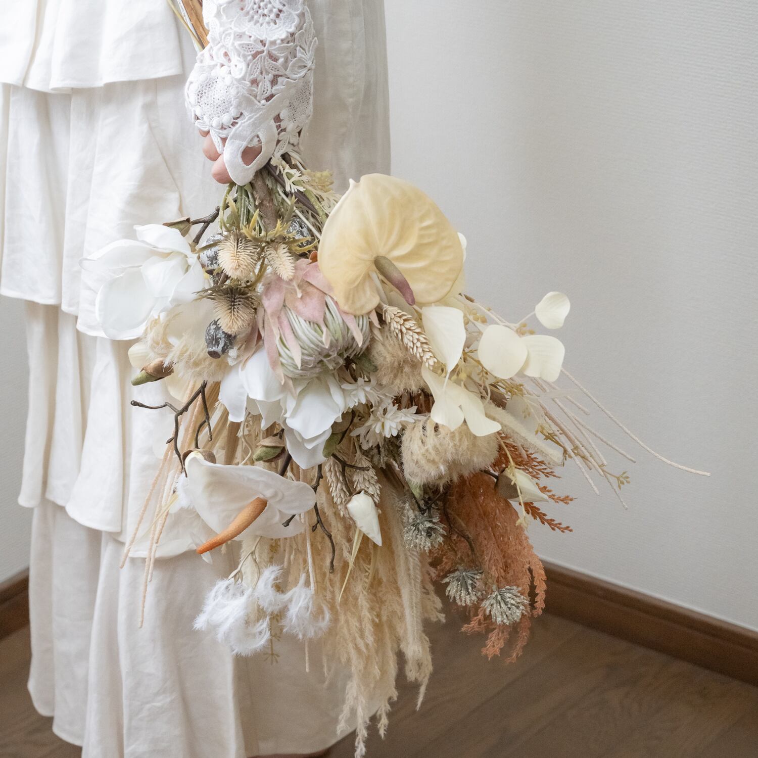送料無料 ドライフラワー風ブライダルブーケa 秋冬の結婚式や二次会 前撮りやフォトウェディングの花嫁様に Boho ボタニカル ボヘミアンウェディング パンパスグラス ユーカリ プロテア マグノリア 白木蓮 アンスリウム 全身保湿プロダクト Soie