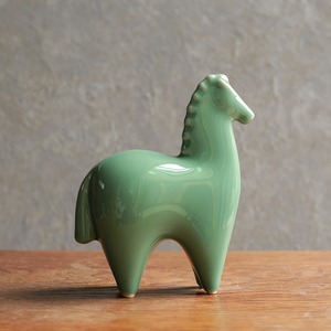 グリーンが美しい、磁器の馬 2