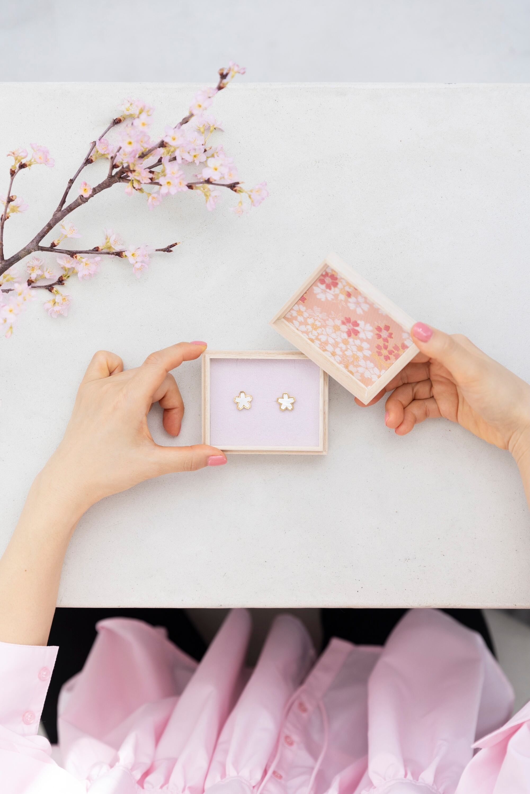 sakuradoki - 麗 - 桜ピンクシェルピアス | Tomorrow Fabric