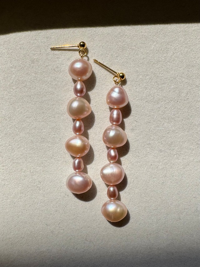 ぷっくりとした粒々感が可愛い〈淡水バロックパール〉ロングピアス