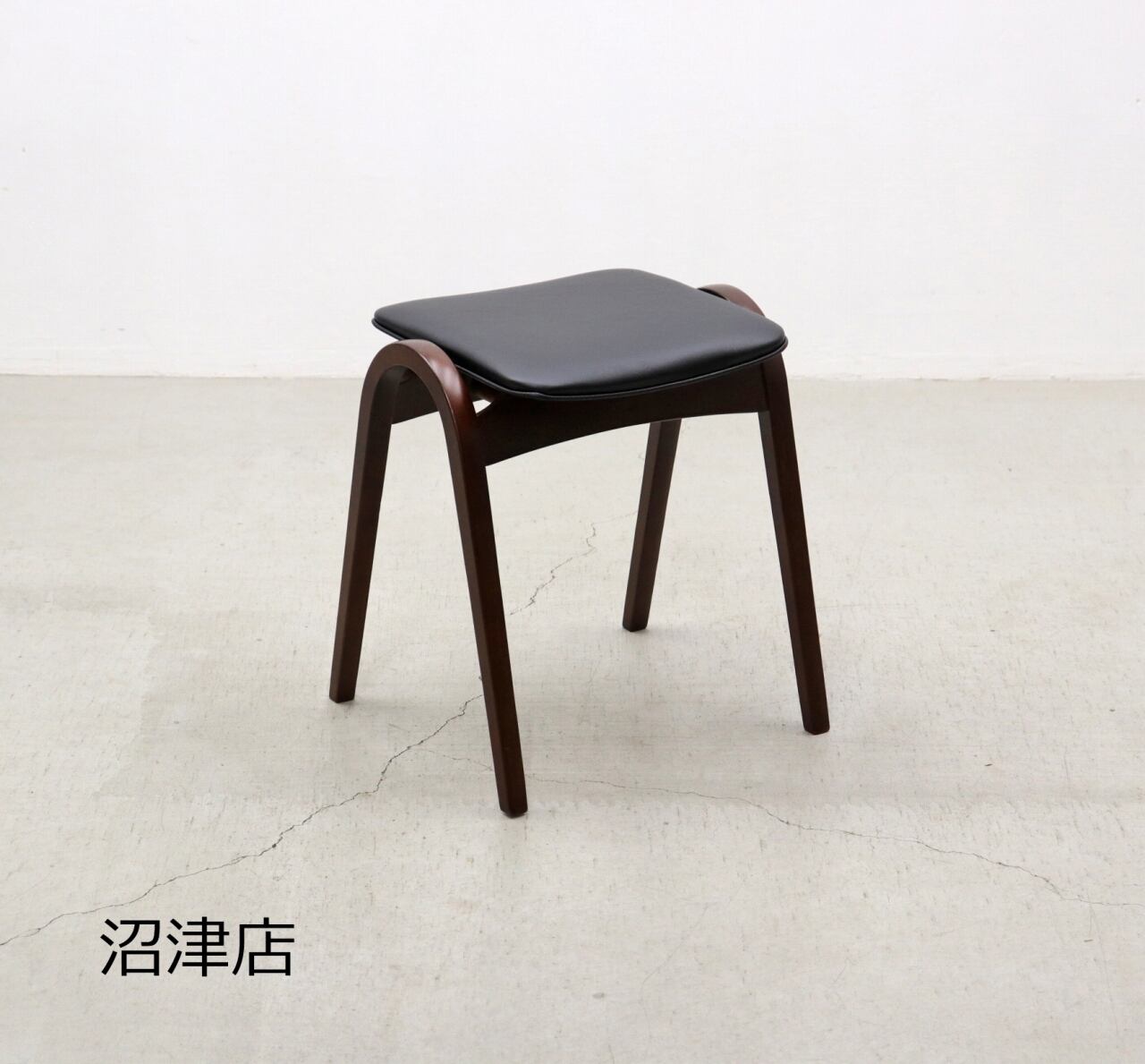 秋田木工　スタッキングスツール（黒色）　座面張替・再塗装済ＵＳＥＤ 秋田木工 スタッキングスツール（黒色） 座面張替・再塗装済USED