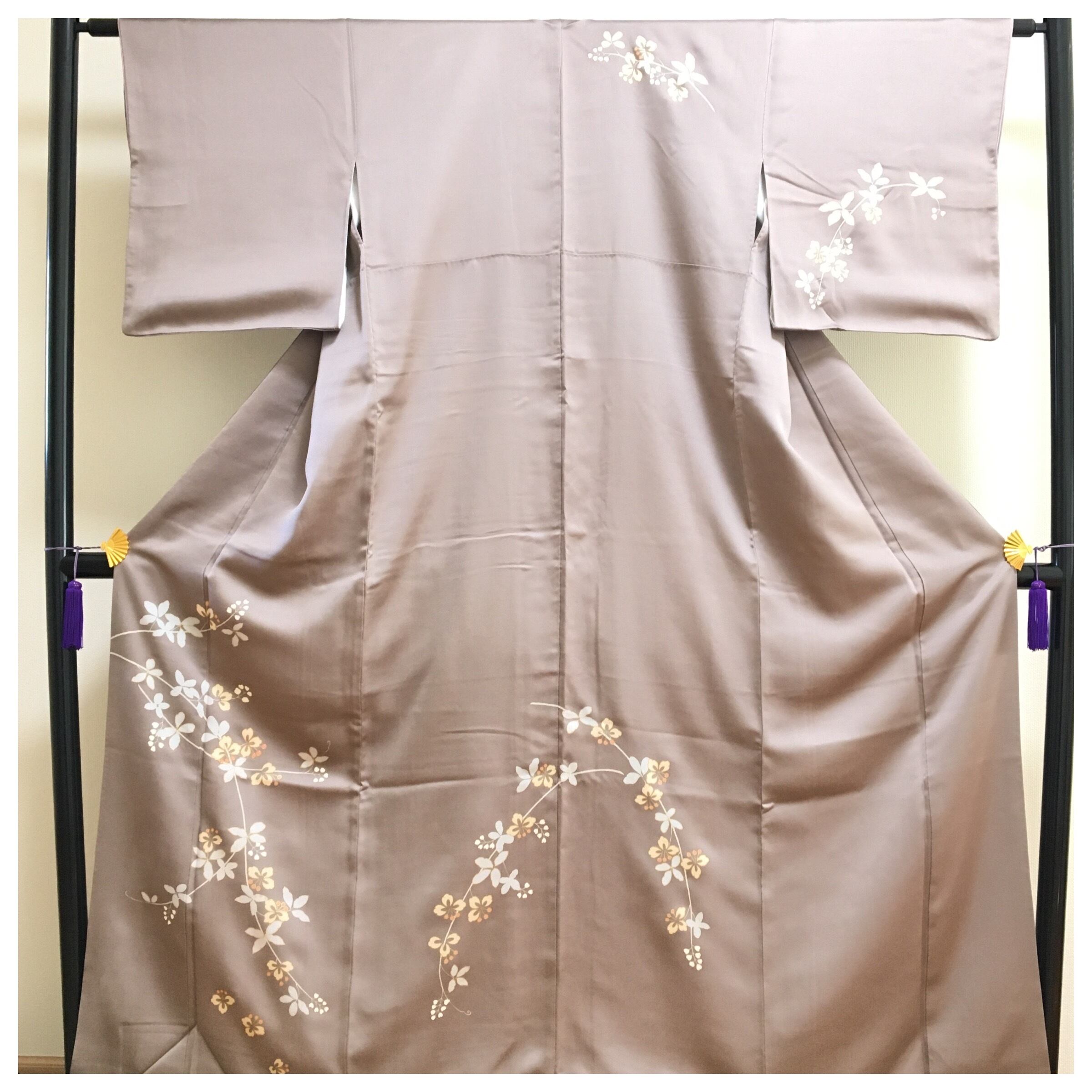 美品 正絹 訪問着 華刺繍 紋なし 灰柳色　紗綾形地紋に咲く四季の花々 美品 正絹 訪問着 華刺繍 紋なし 灰柳色 紗綾形地紋に咲く四季の花々