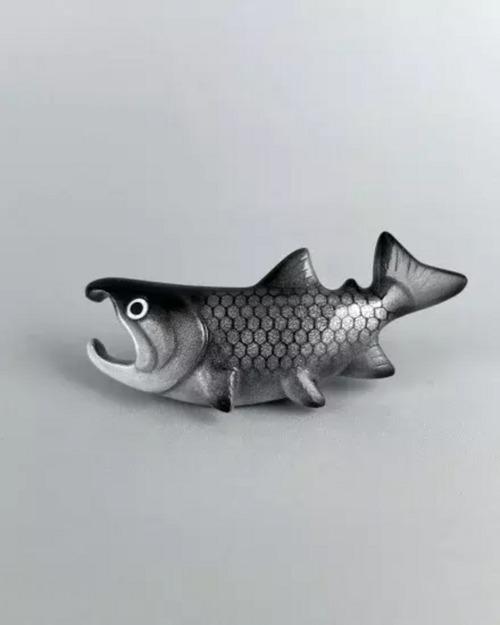 南部鼻曲り鮭（ブローチ）