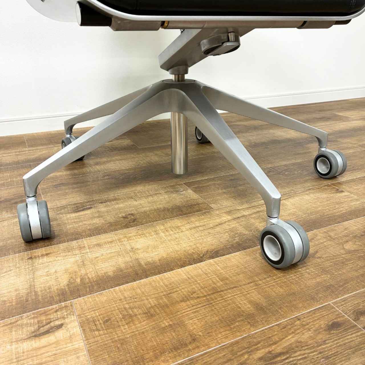 Interstuhl SILVER インタースツール シルバー オフィスチェア デザイナーズ家具 Cassina ixc. 本革 ブラック系【中古】【250サイズ】